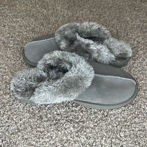 Women’s comfortable gray slippers, size 8 women’s